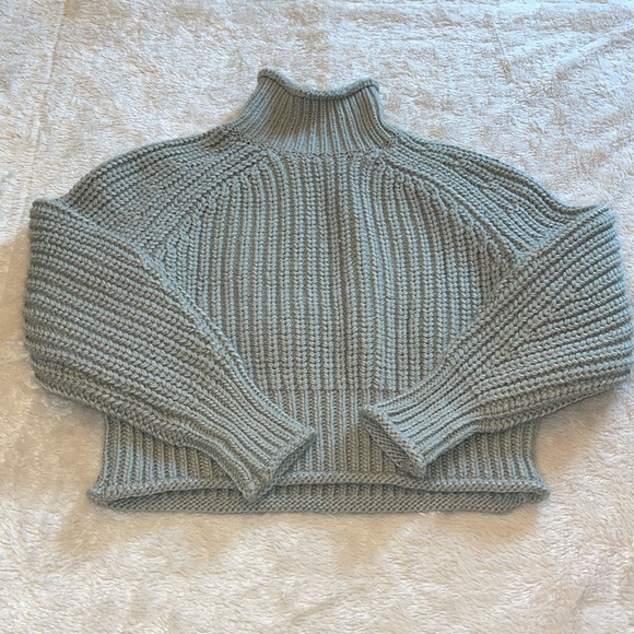 H&M Chunky Knit Turtleneck Sweater in Sage Green Size S Wool Blend Curled finish - Picture 3 of 9